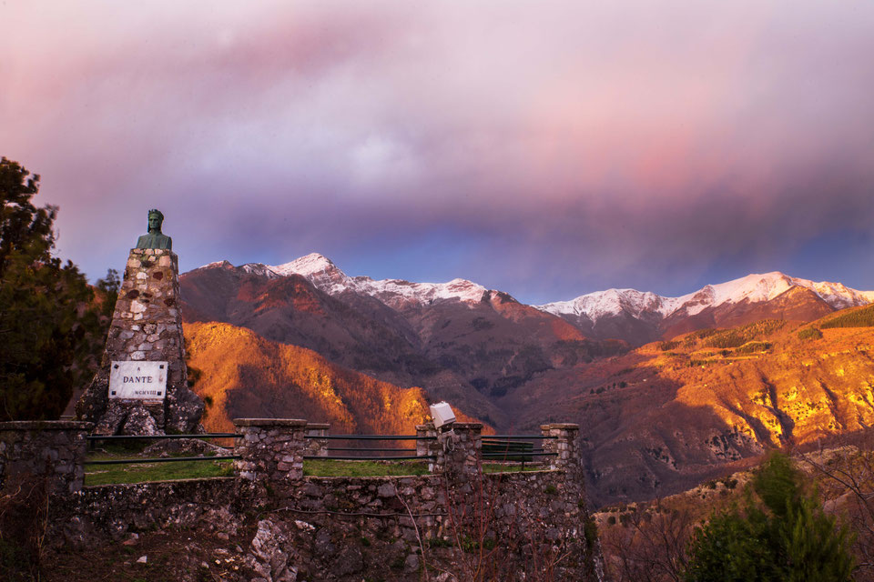 Montefegatesi and Dante's monument